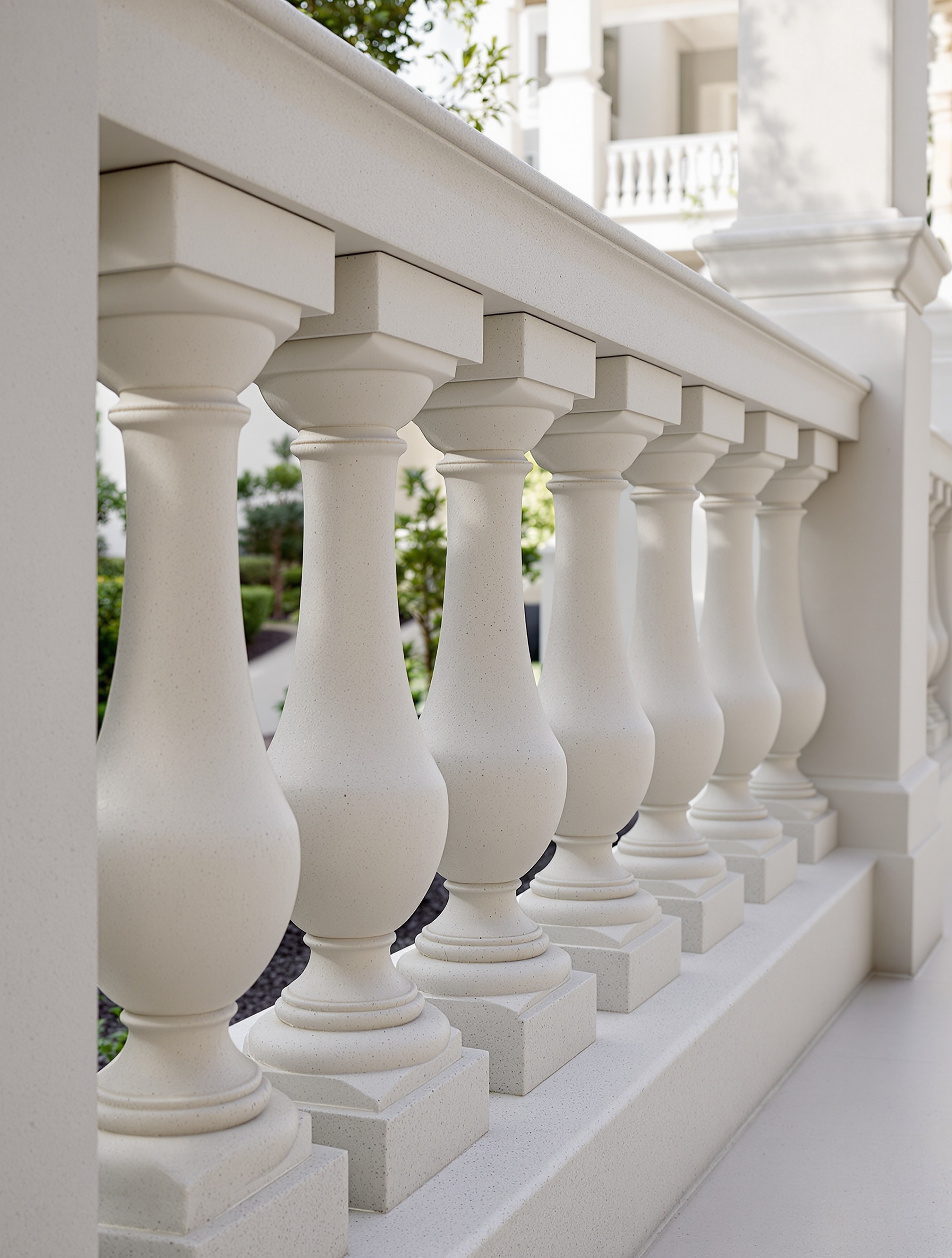 balustrade en béton moderne élégante dans un jardin urbain