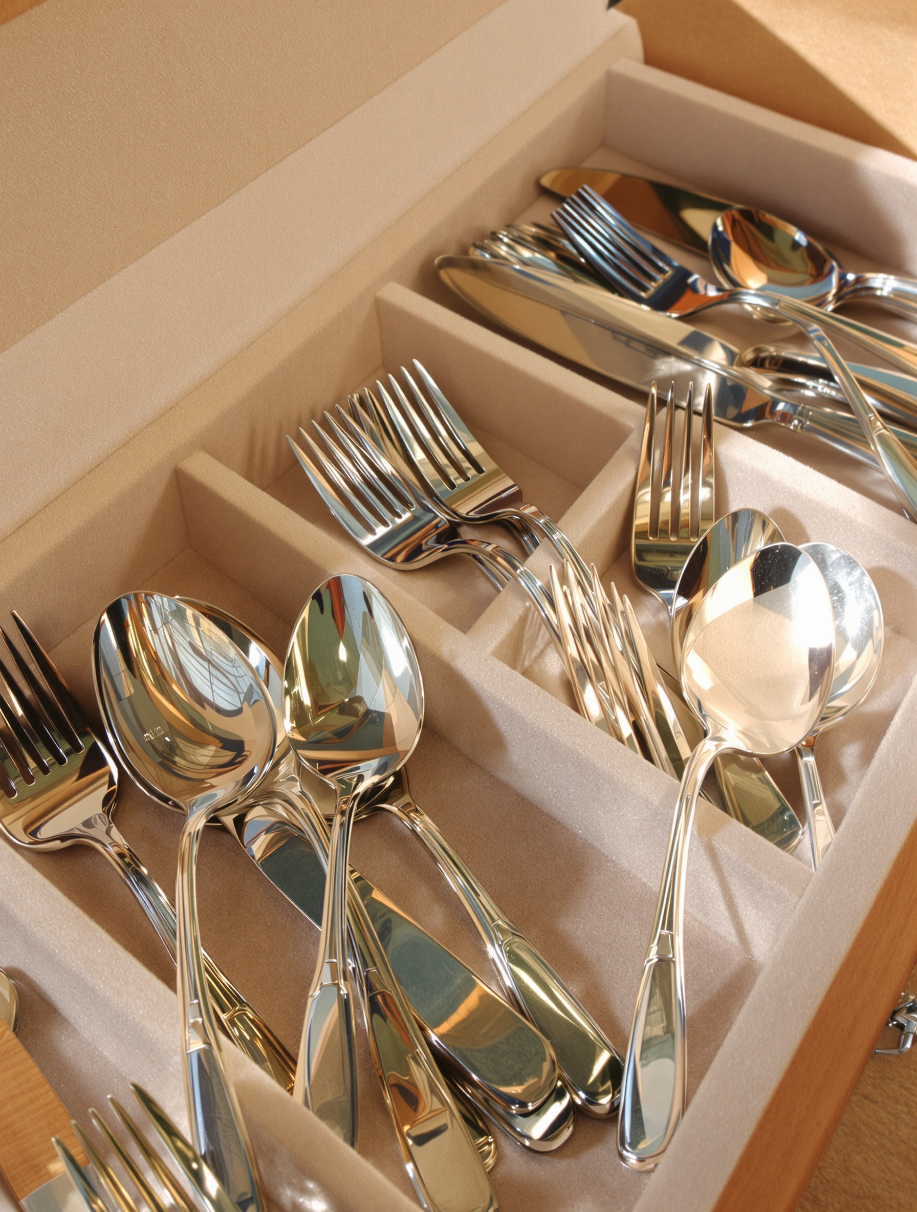 Boîte à couverts doublée de feutrine, argenterie rangée individuellement
