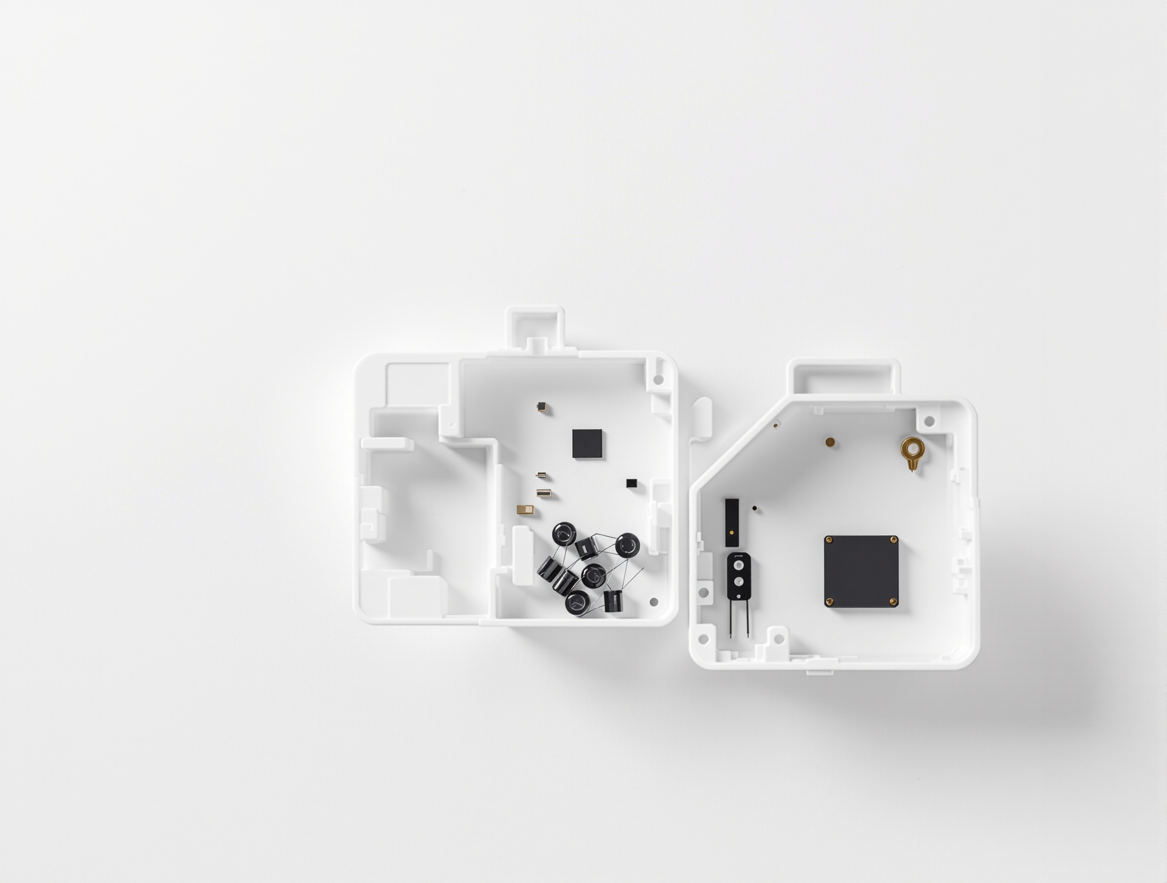 Boîtier économiseur d'énergie ouvert révélant ses composants minimalistes