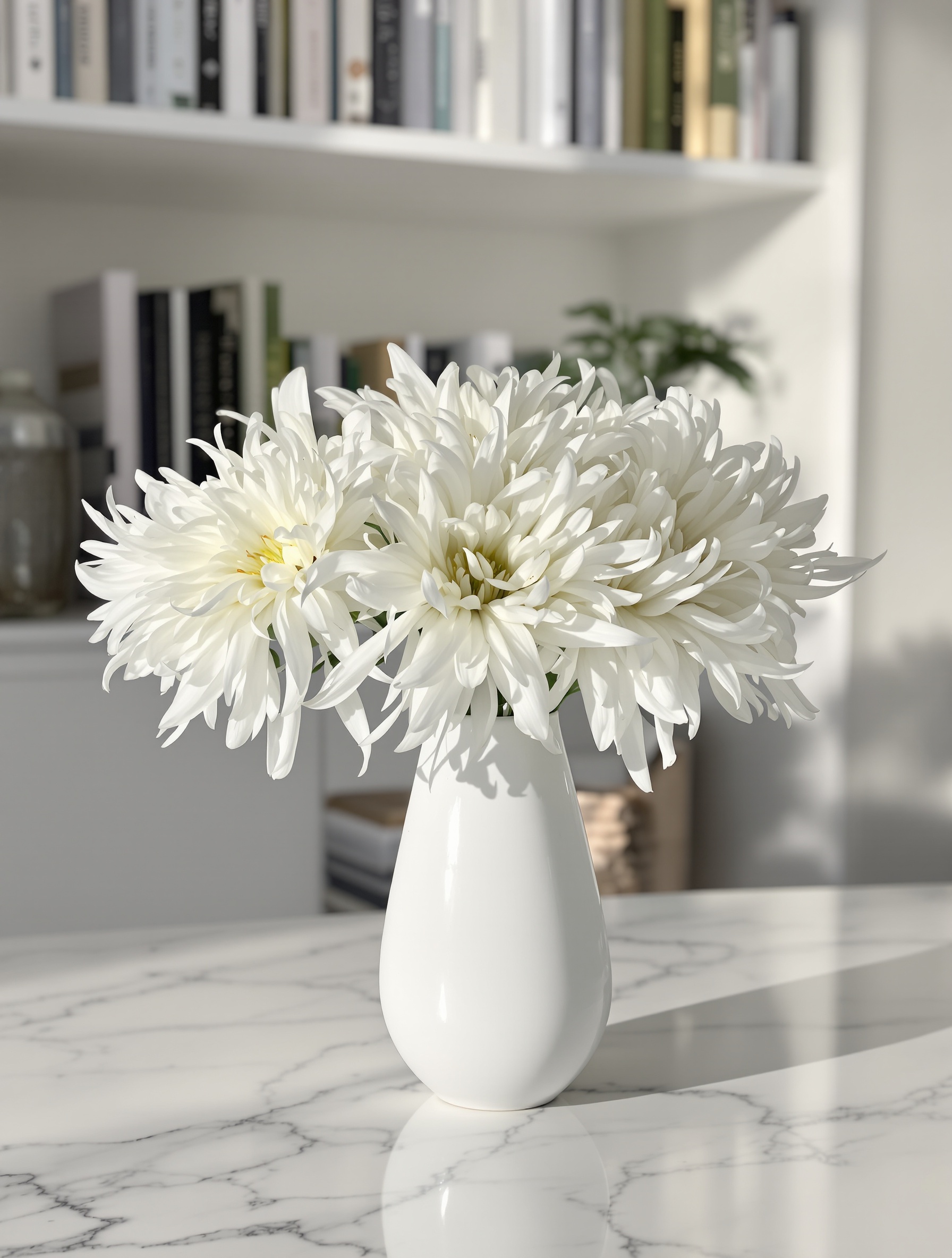 Chrysanthème 'Tokyo' dans un vase design minimaliste sur table en marbre, pétales araignée irisés, lumière naturelle poétique.