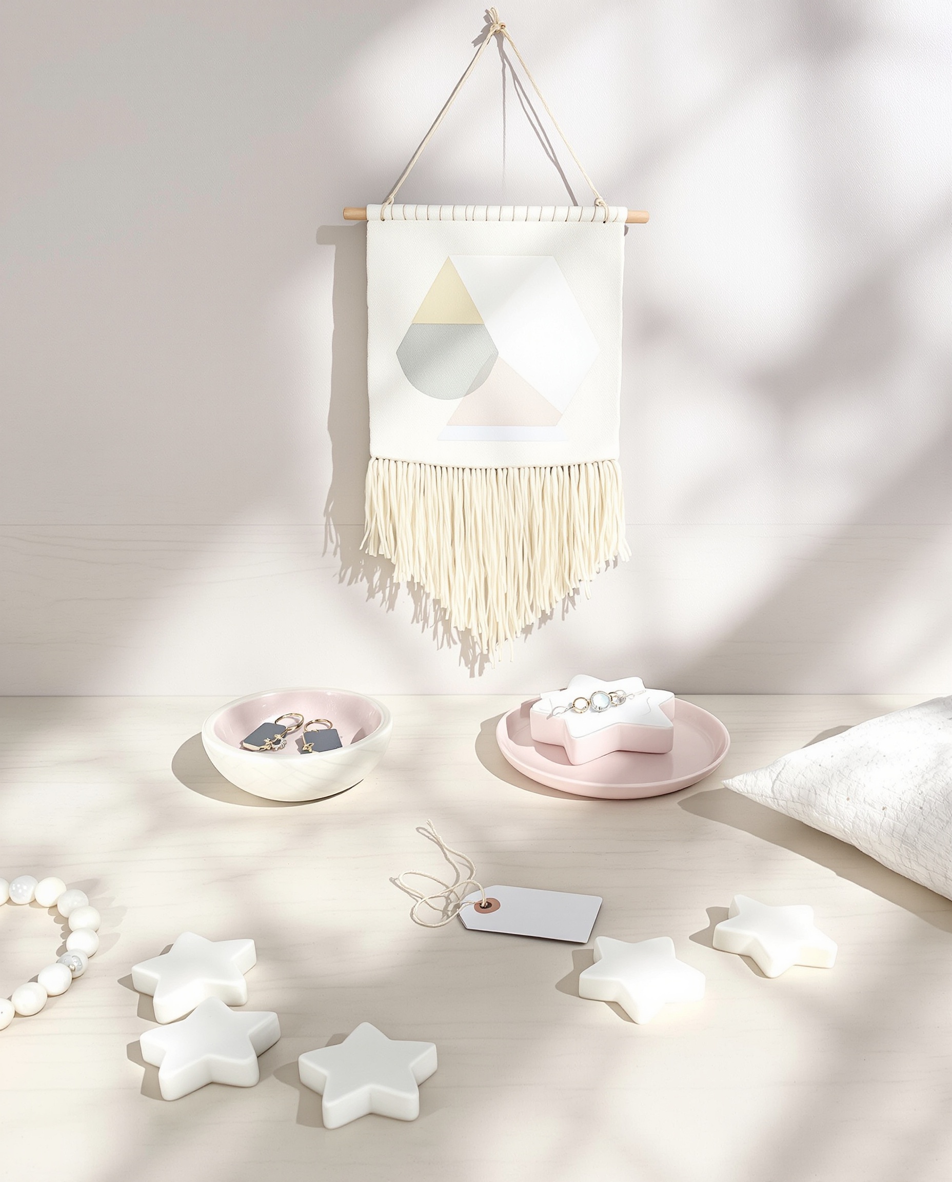 Créations modernes en pâte à sel sans cuisson : suspension murale géométrique, vide-poche et étiquettes cadeaux dans une ambiance déco minimaliste