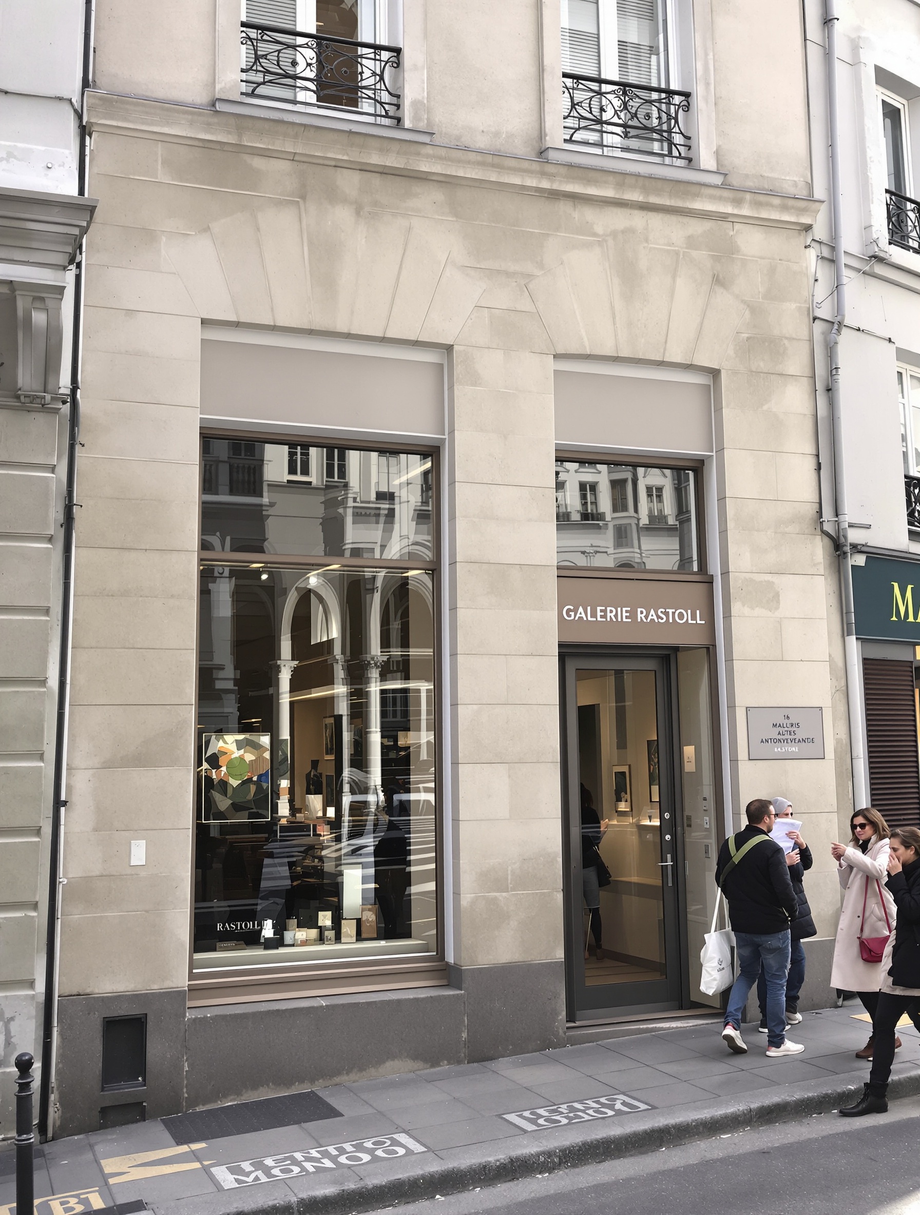 Devanture élégante et discrète de la Galerie Rastoll.