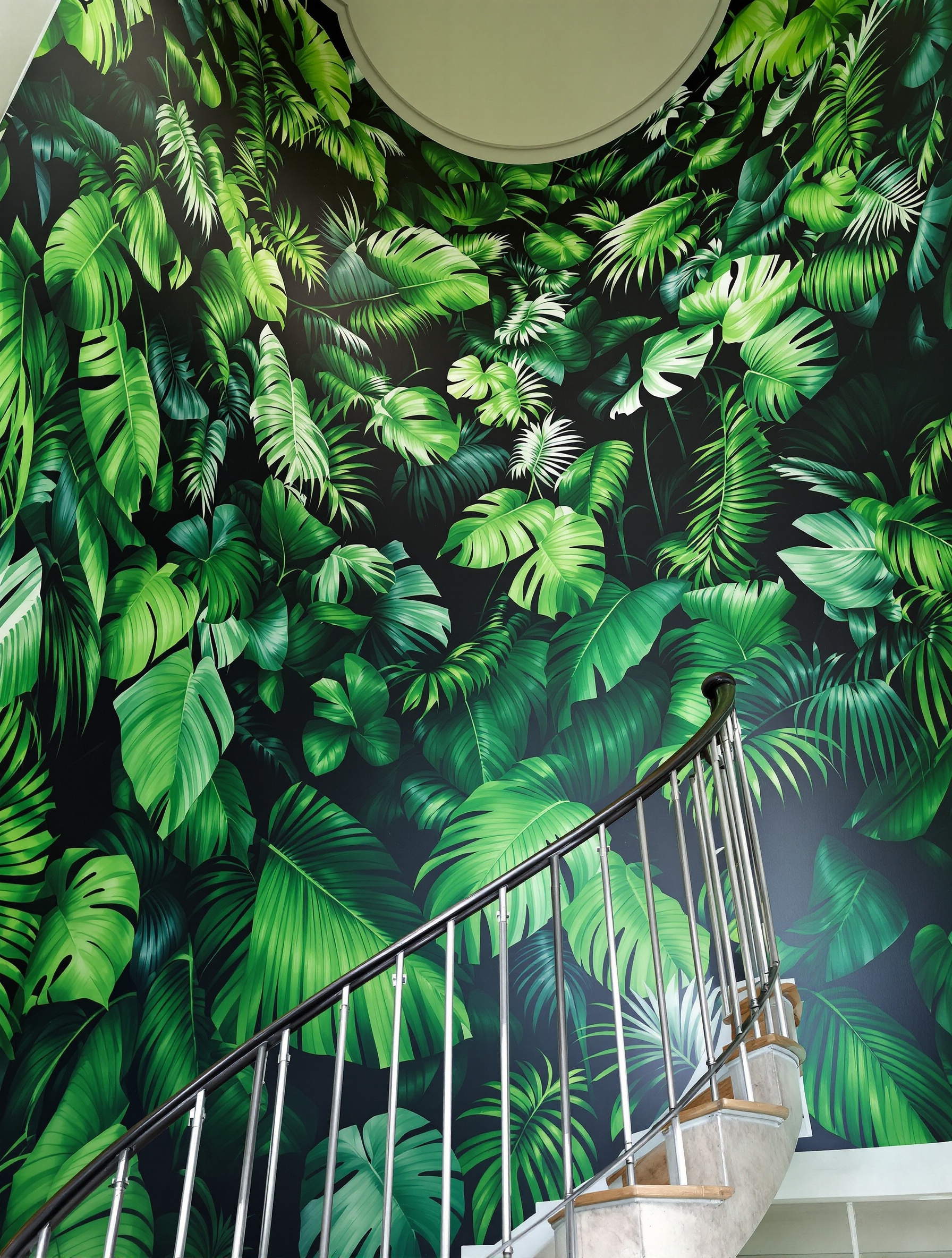 Papier peint panoramique jungle luxuriante escalier colimaçon immersion végétale