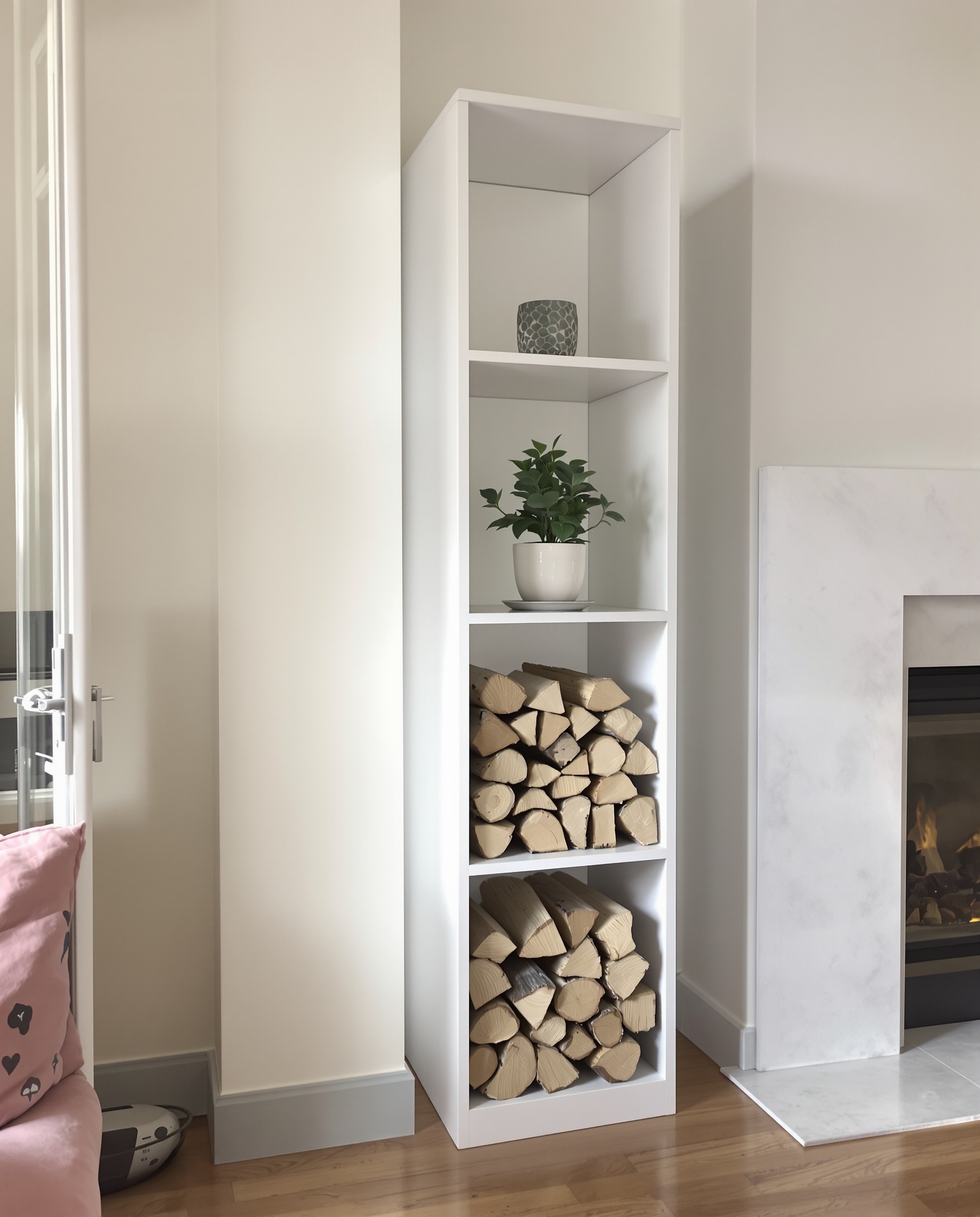 étagère IKEA KALLAX blanche avec bûches et plante, range-bûches design