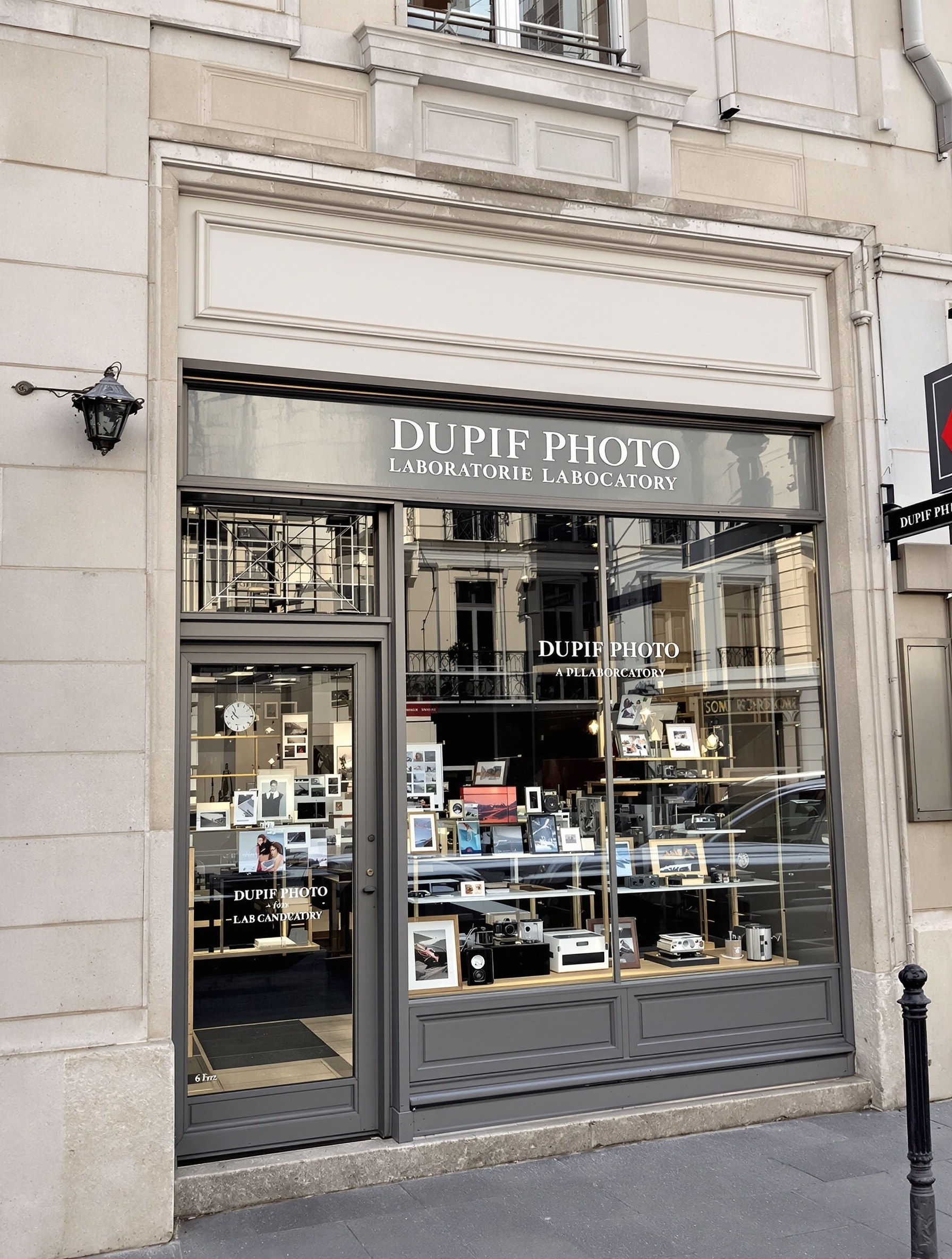 Façade élégante du laboratoire photographique Dupif Photo, niché au cœur du 6ème arrondissement parisien, avec une vitrine invitant à découvrir le monde de l'image.