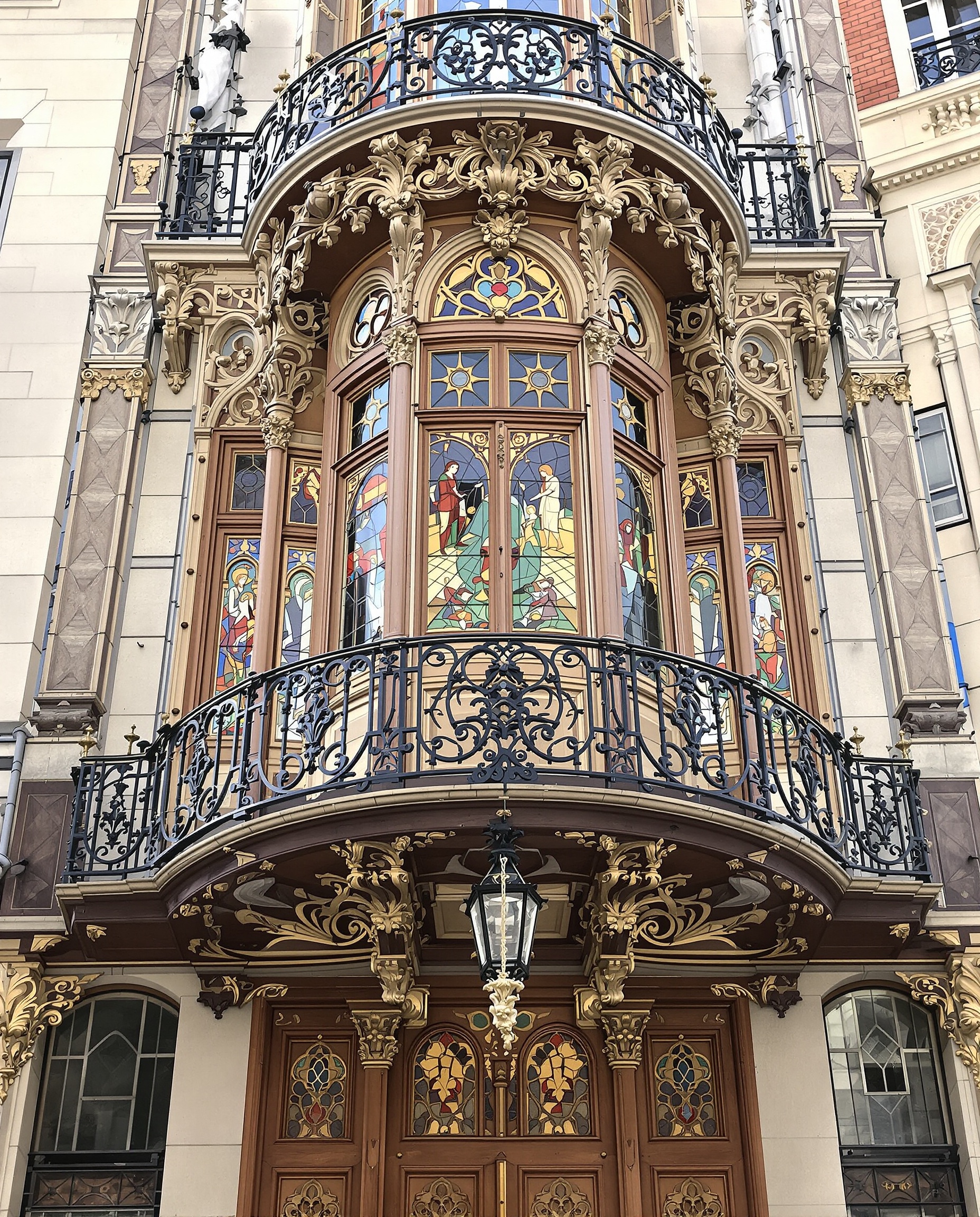 Façade Art Nouveau de la Maison de Famille Vuitton à Asnières, ferronneries et vitraux
