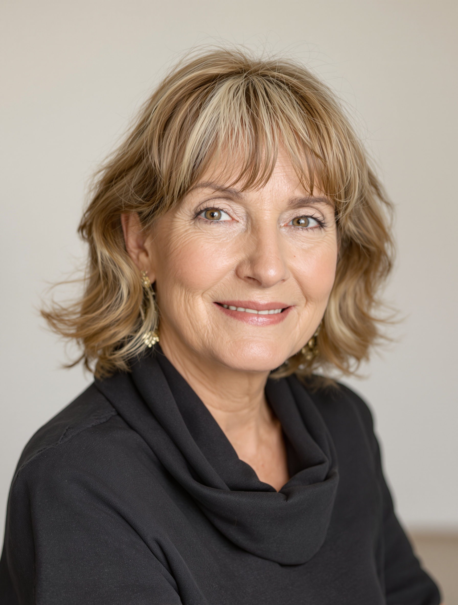 Femme de plus de 50 ans avec une frange rideau moderne, qui illumine son teint.