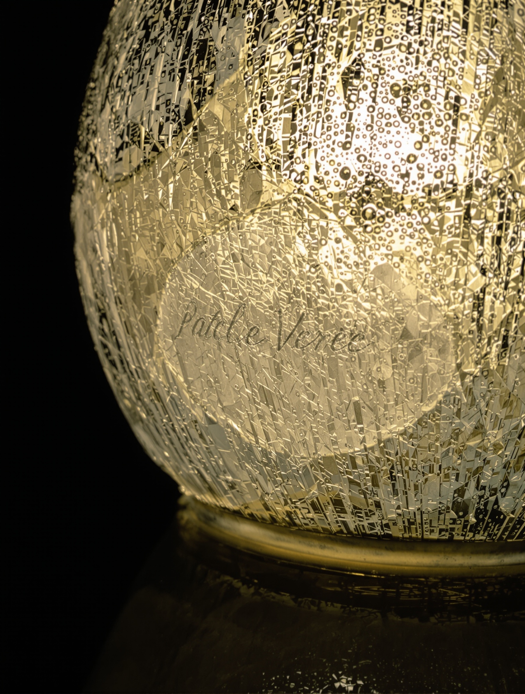 Gros plan signature authentique lampe pâte de verre texture ancienne