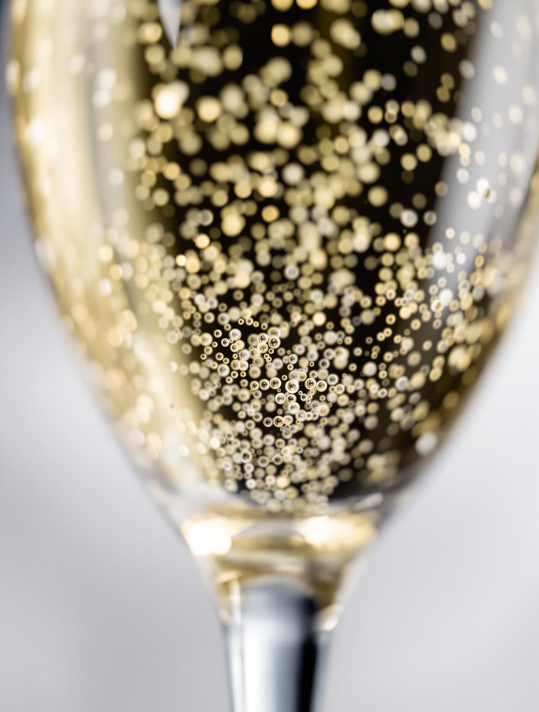 Point de perlage dans le fond d'une flûte à champagne en cristal