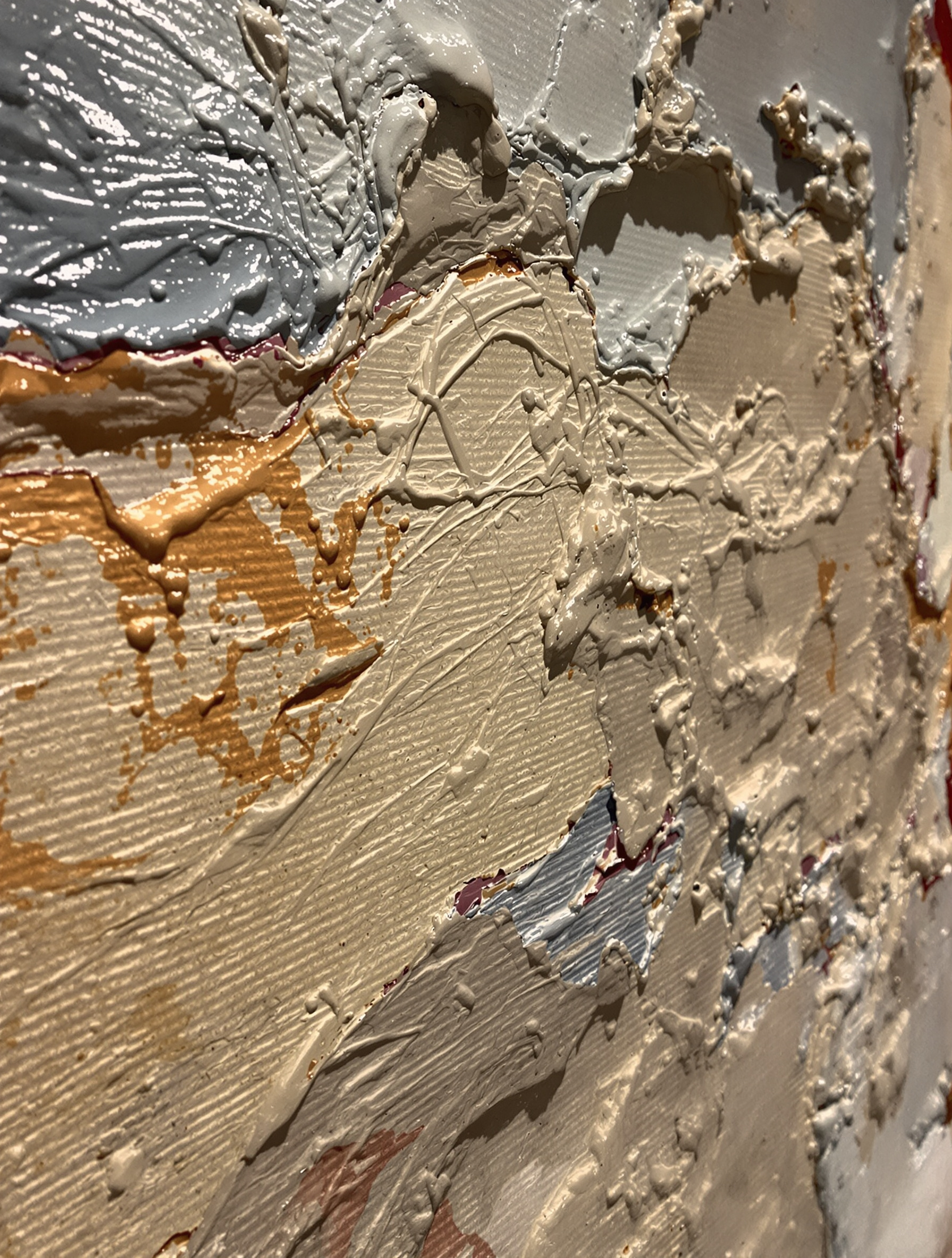 Gros plan sur une section d'un tableau à l'huile mis en valeur par l'éclairage directionnel en galerie
