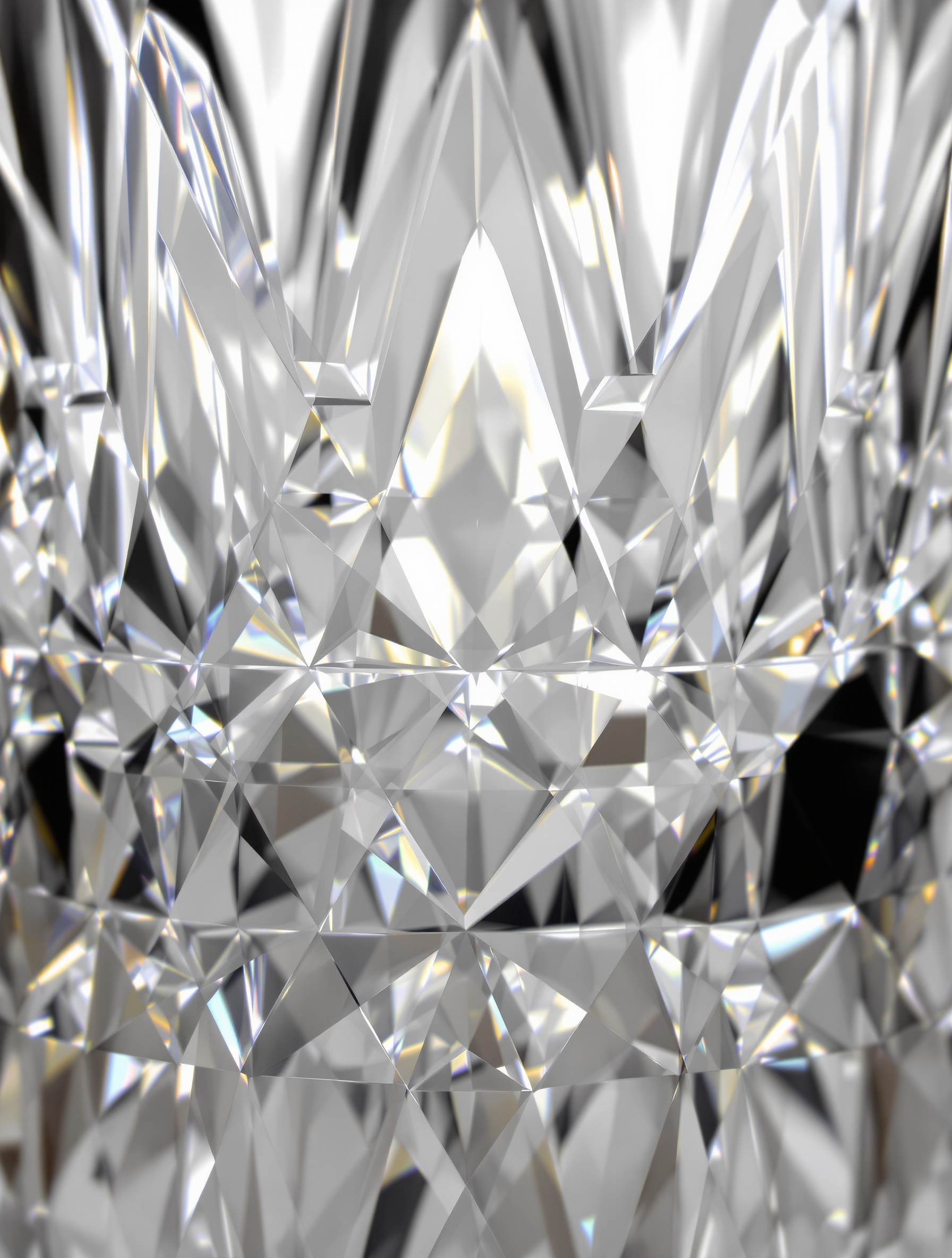 Un gros plan sur la taille complexe d'un vase en cristal de Bohême, révélant la précision des facettes et leur jeu de lumière.