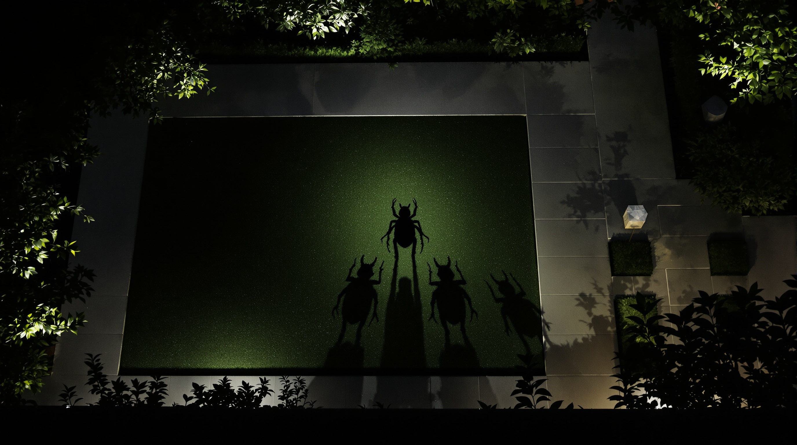 Vue aérienne contemporaine d'un jardin la nuit avec silhouettes stylisées de hannetons noirs approchant la pelouse comme des critiques d'art.