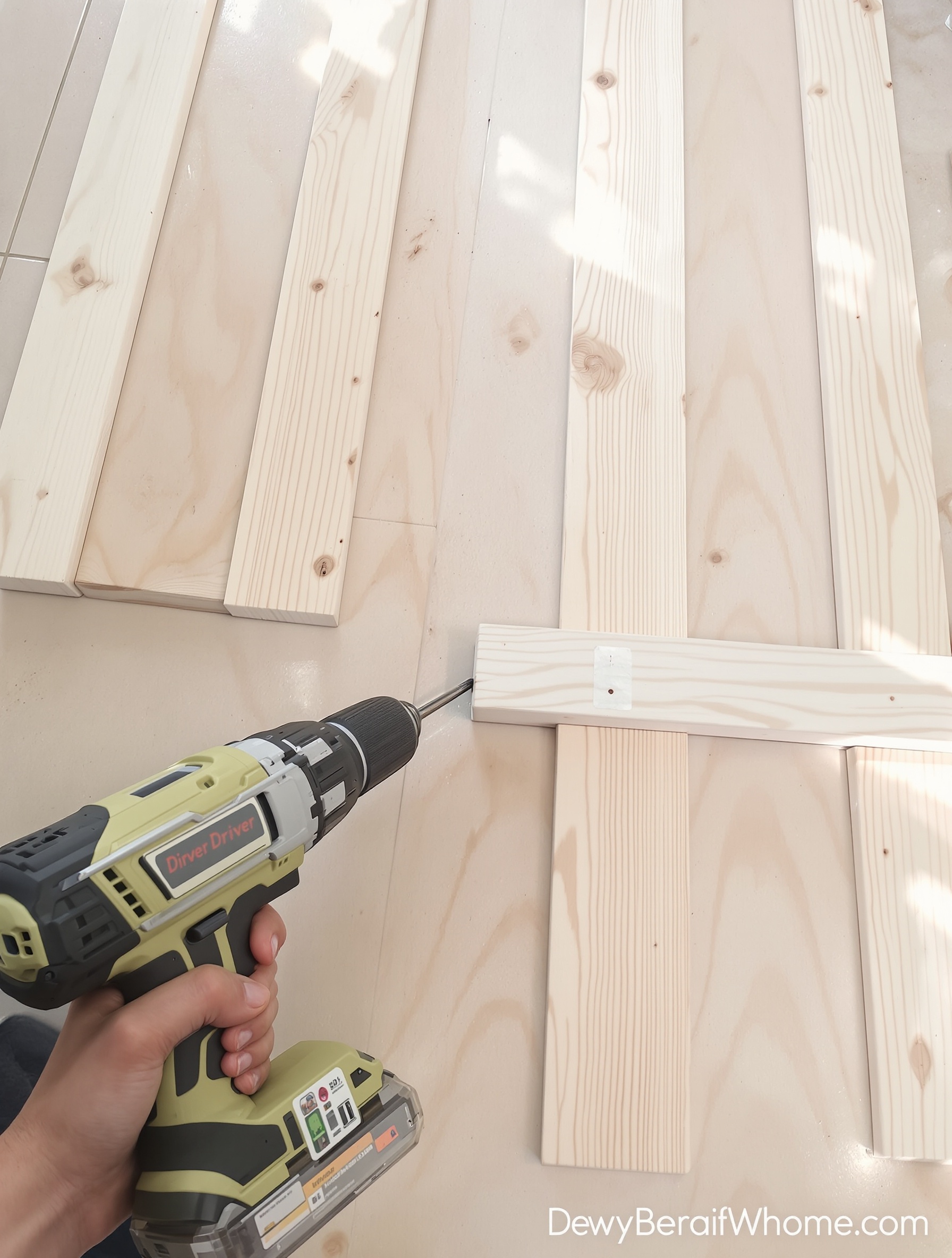 Assemblage d'un meuble à chaussures DIY en pin avec perceuse-visseuse