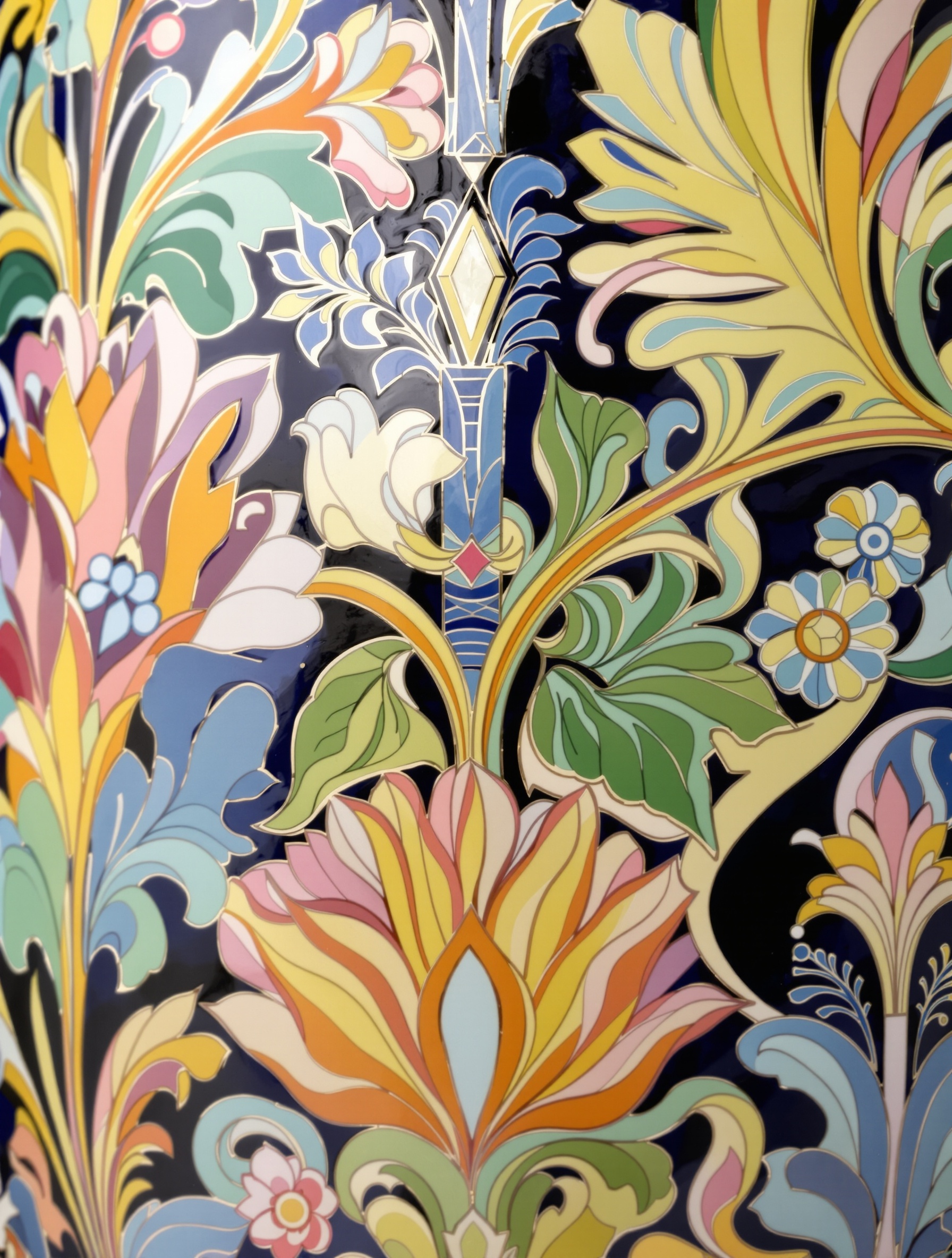 Exemple de motif floral typique de l'Art nouveau sur un émail de Longwy, caractérisé par ses lignes courbes et sa palette de couleurs vives, contrastant avec les formes géométriques et les tons plus sombres de l'Art déco.