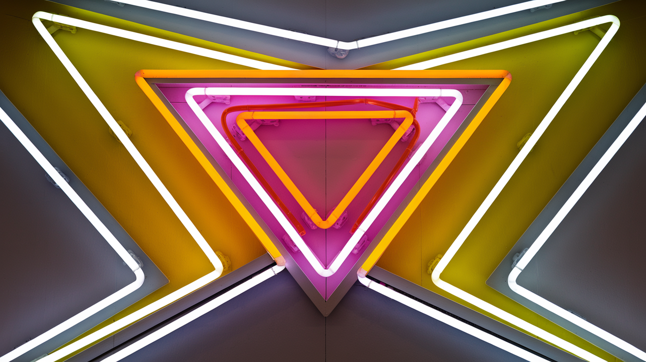 Mur accent triangles néon jaune vif rose fuchsia orange électrique moderne