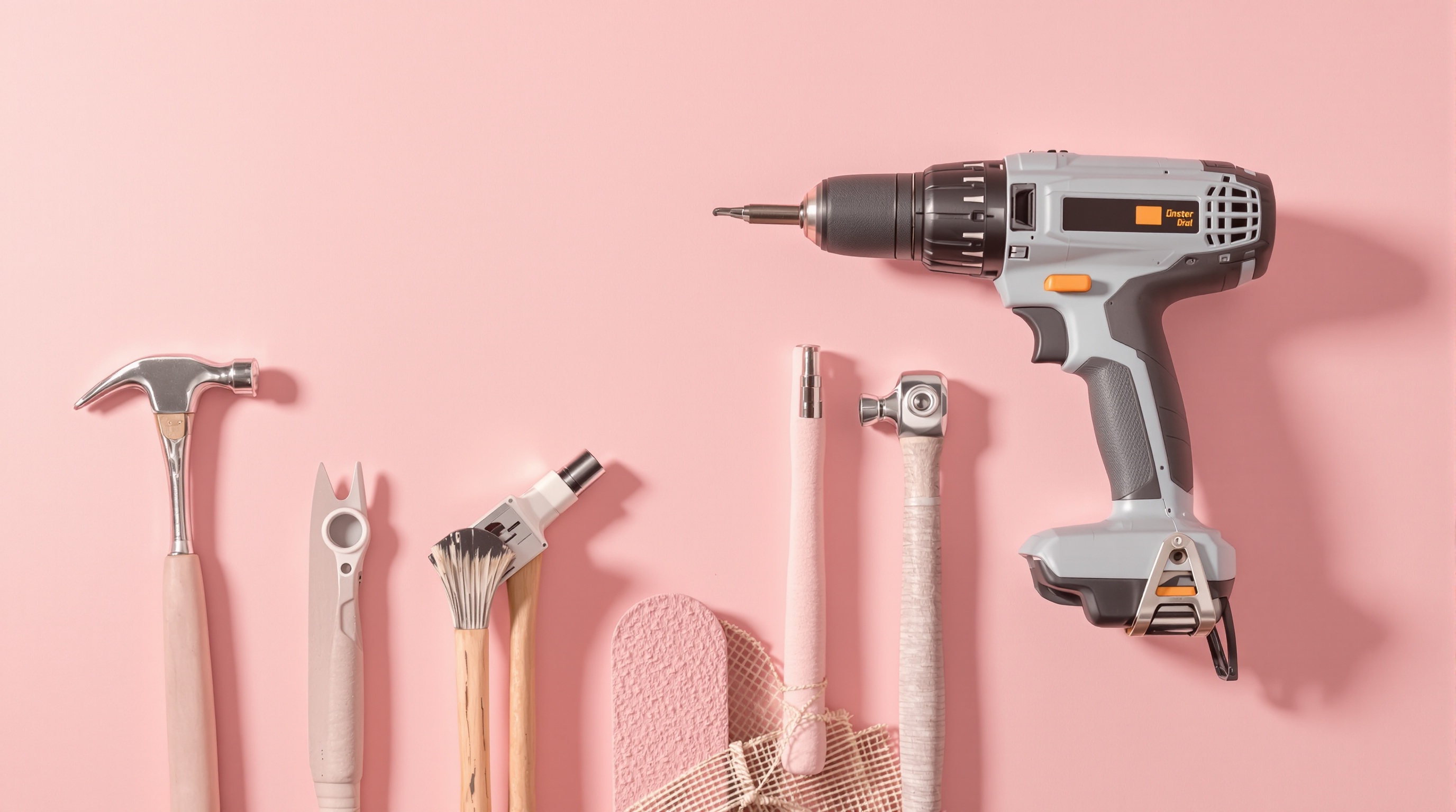 Assortiment d'outils stylisés sur fond pastel minimaliste chic