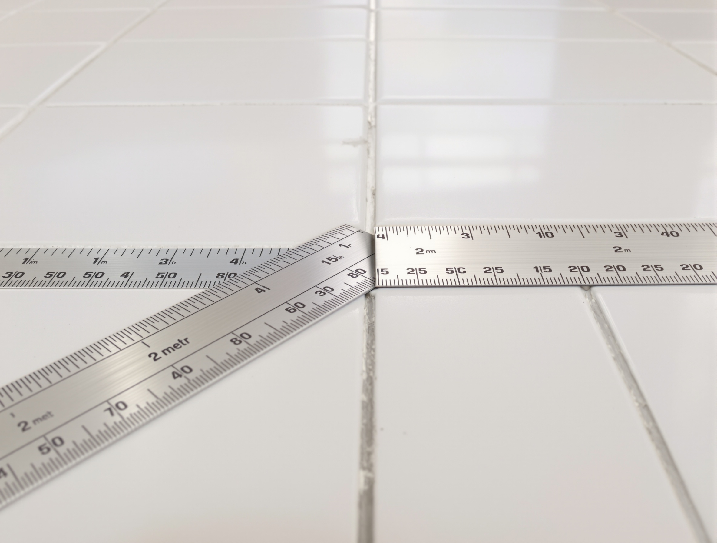 Mesure de la planéité à la règle de 2m sur un sol carrelé