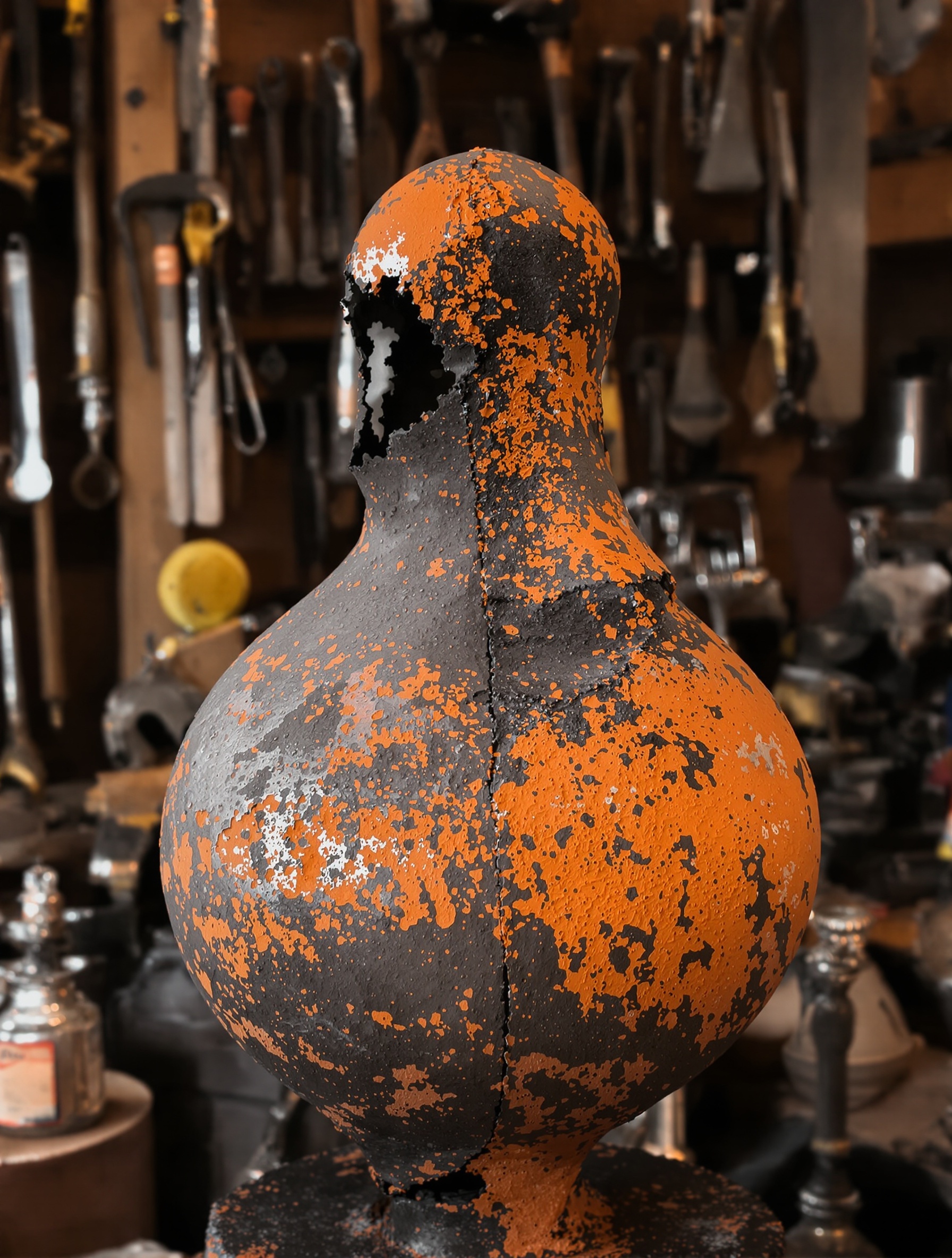 Sculpture métallique ancienne couverte de rouille dans un atelier artistique