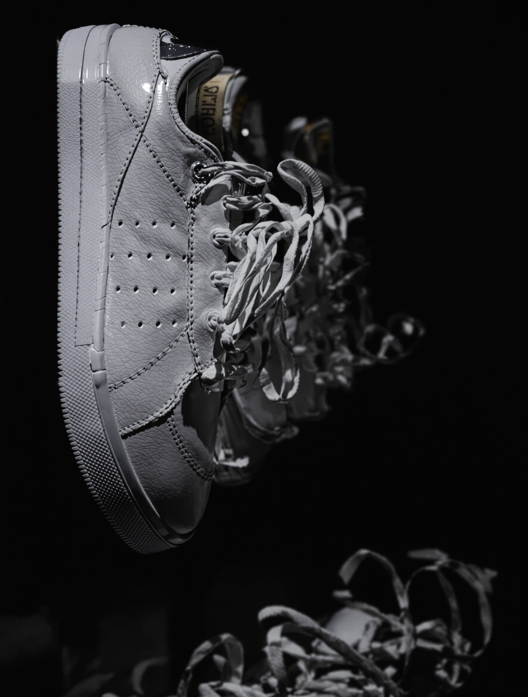 baskets blanches placard sombre lumière indirecte préservation blanc élégance