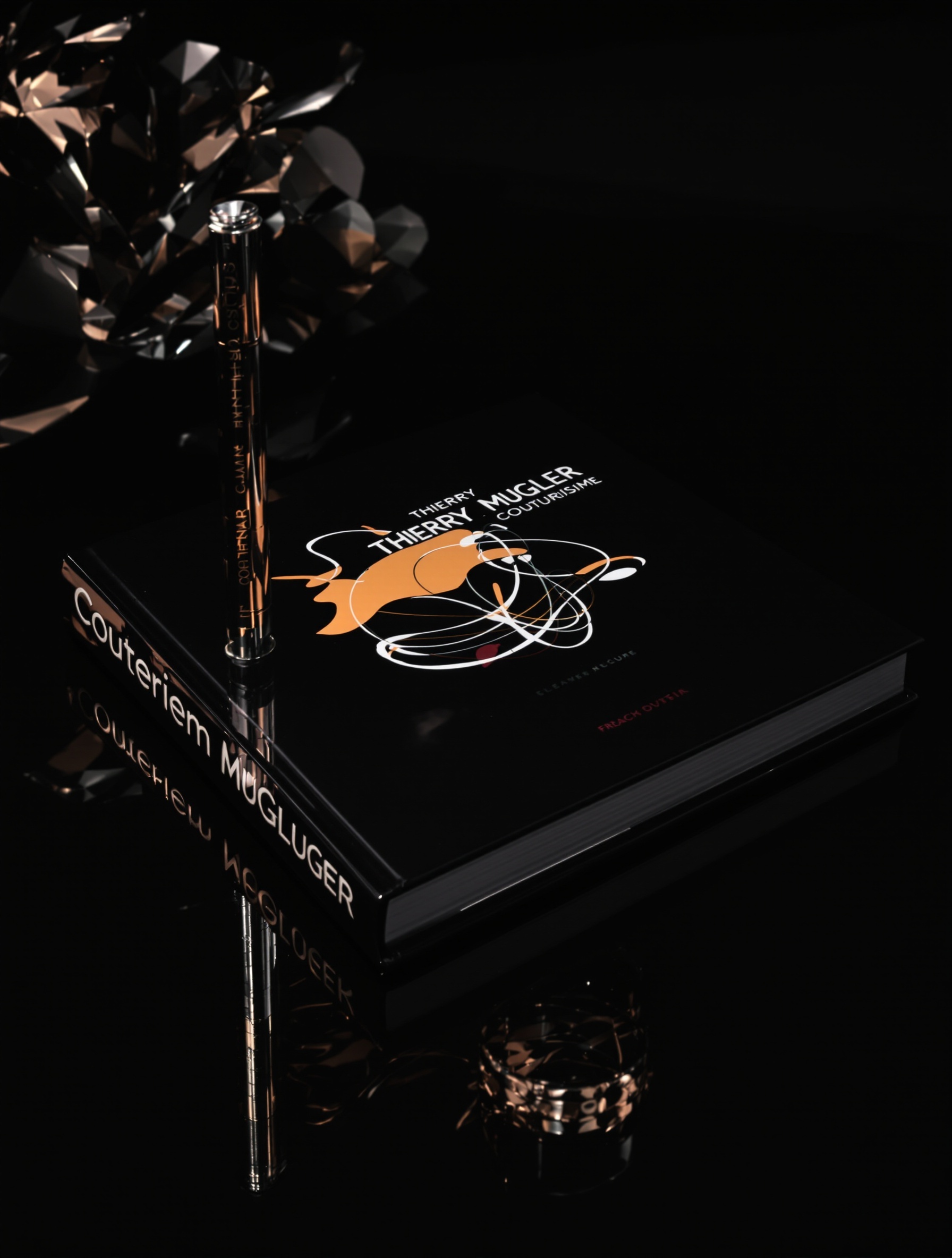 Couverture du livre-catalogue 'Thierry Mugler, Couturissime' – un objet précieux et collector.
